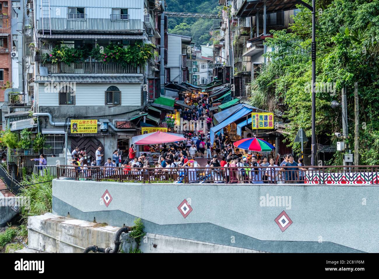 NEW TAIPEI, TAÏWAN - JUILLET 19 2020 : une foule de clients dans la rue Wulai Old Street, village aborigène Atayal avec stands de nourriture et restaurants Banque D'Images