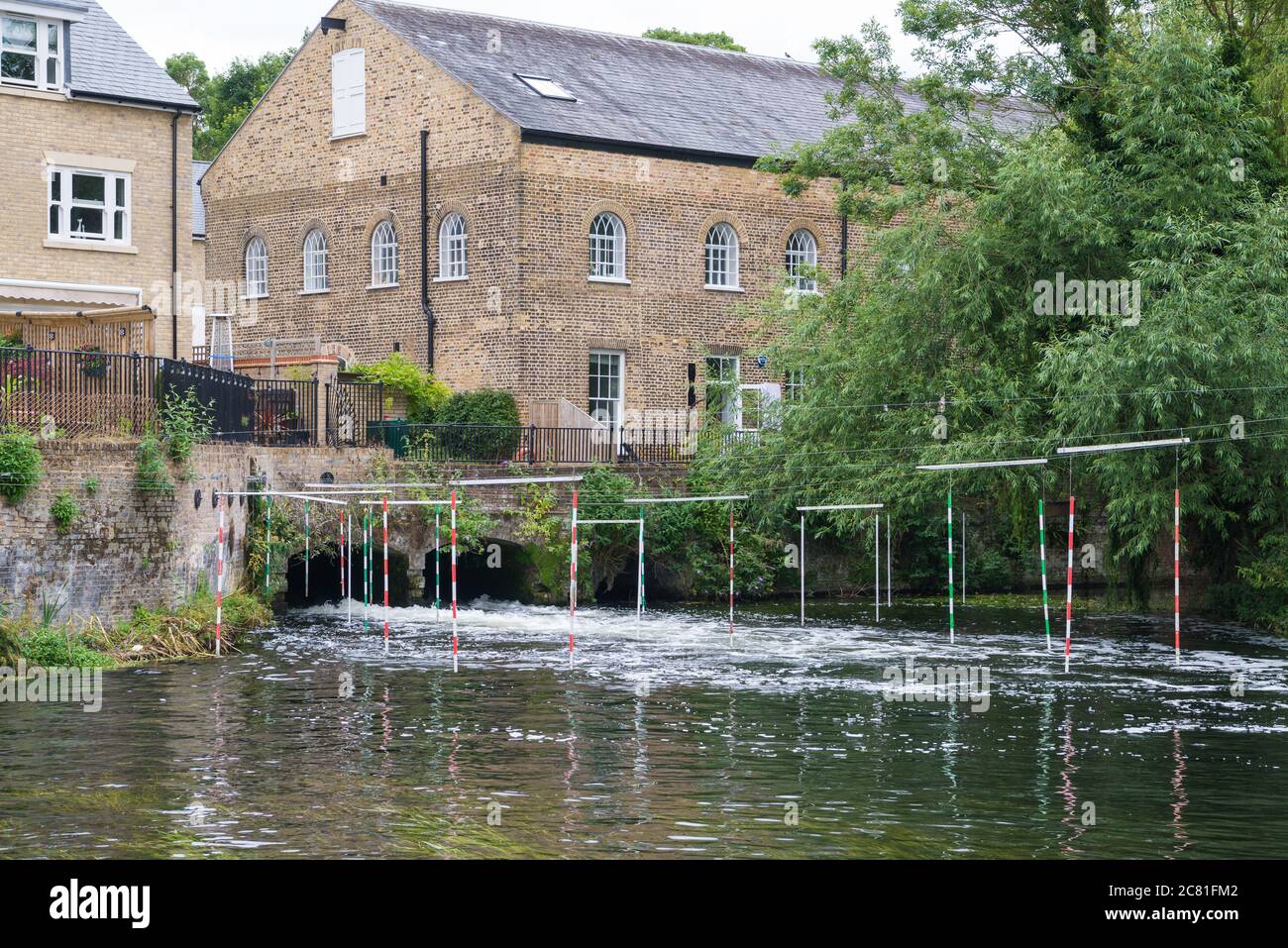 L'eau s'intraverse dans le Grand Union Canal, avec des portes d'entraînement en slalom en canoë sous le pont routier de Coppermill Lane, Harefield, Middlesex, Angleterre, Royaume-Uni Banque D'Images