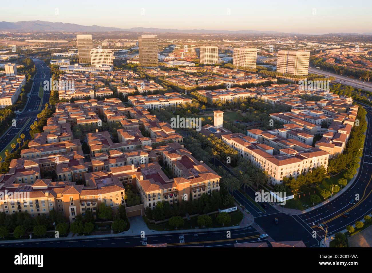 Vue aérienne du parc et du village avec les tours du centre Irvine Spectrum dans le sud de la Californie Banque D'Images