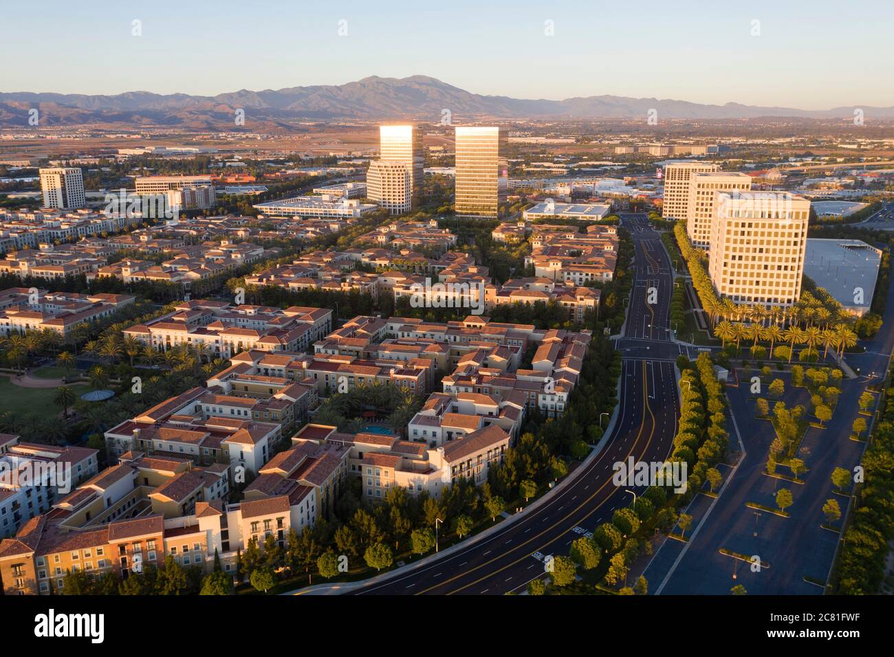 Vue aérienne du parc et du village avec les tours du centre Irvine Spectrum dans le sud de la Californie Banque D'Images