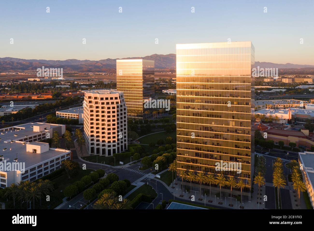 Vue aérienne du coucher de soleil reflétée dans les tours de bureaux du Spectrum Center, à Irvine, Californie Banque D'Images