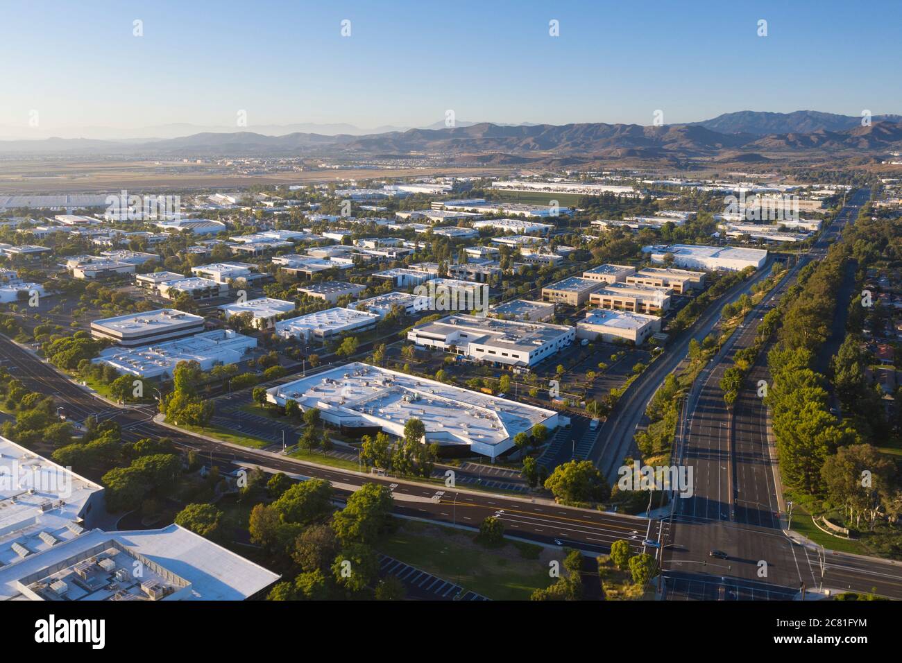 Vue aérienne au-dessus d'un parc industriel moderne à l'est d'Irvine, Californie Banque D'Images