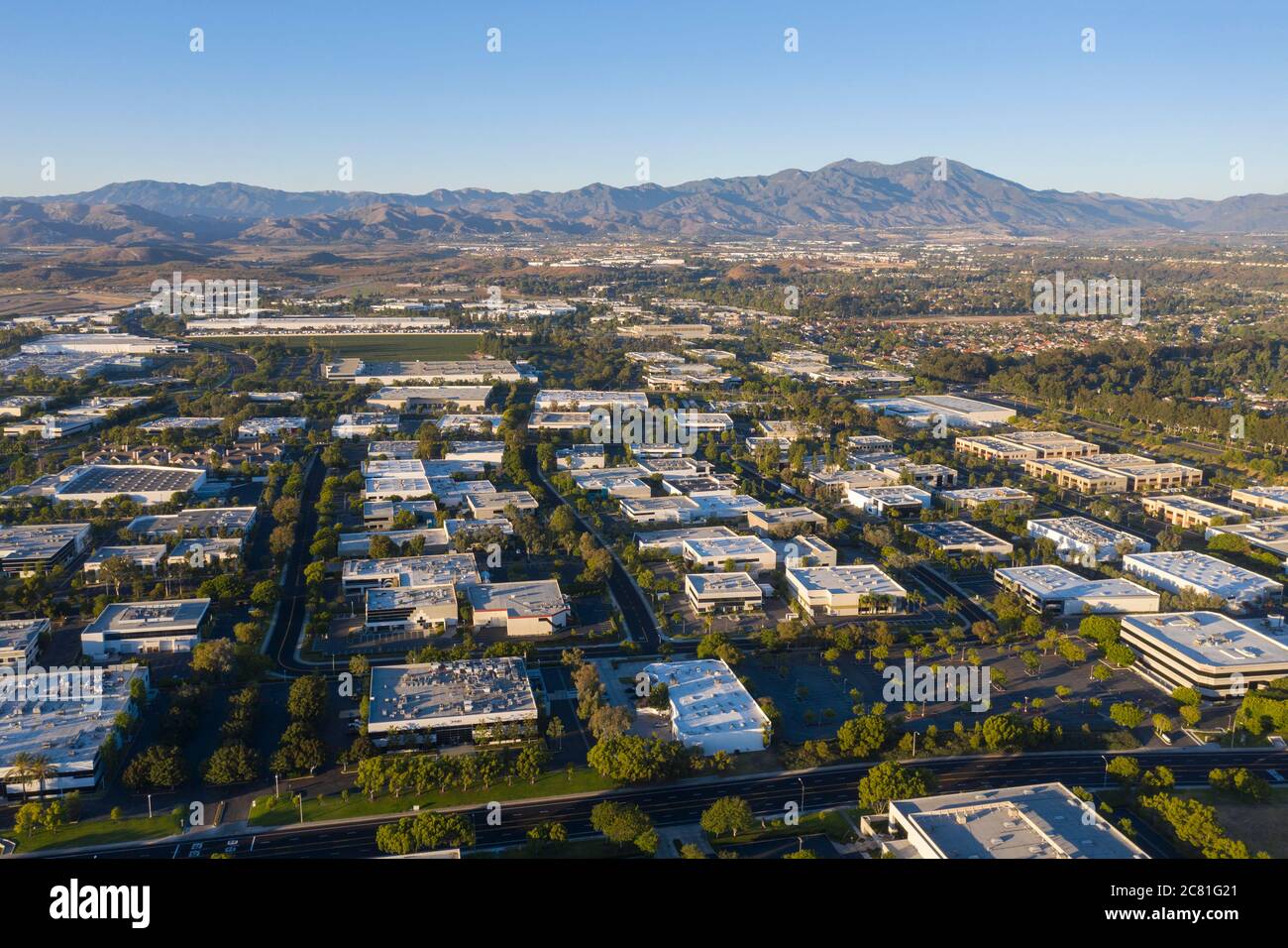 Vue aérienne au-dessus d'un parc industriel moderne à l'est d'Irvine, Californie Banque D'Images