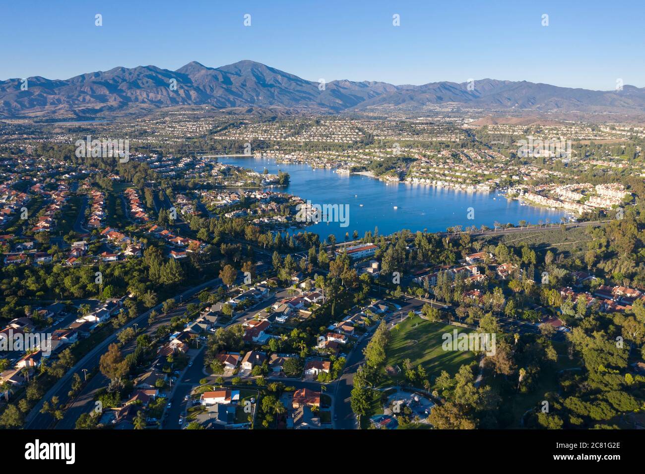 Vue aérienne du lac Mission Viejo avec Santiago Peak au loin, dans la banlieue du comté d'Orange, en Californie Banque D'Images