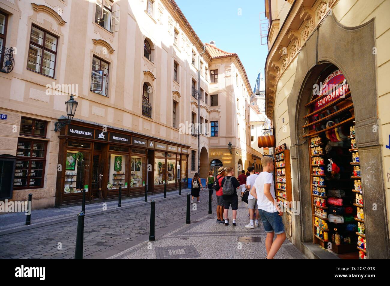 PRAGUE, RÉPUBLIQUE TCHÈQUE - 24 juillet 2019 : les gens dans une rue avec des magasins et une boutique de souvenirs dans le centre-ville Banque D'Images