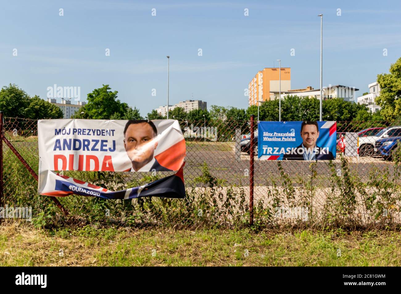 POZNAN, POLOGNE - 28 juin 2020 : bannière de Rafal Trzaskowski et affiche endommagée d'Andrzej Duda pendant la campagne présidentielle pour les élections Banque D'Images