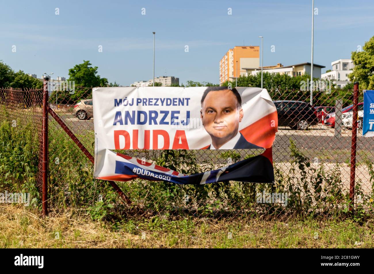 POZNAN, POLOGNE - 28 juin 2020 : bannière de campagne électorale présidentielle de Andrzej Duda tared sur une clôture Banque D'Images