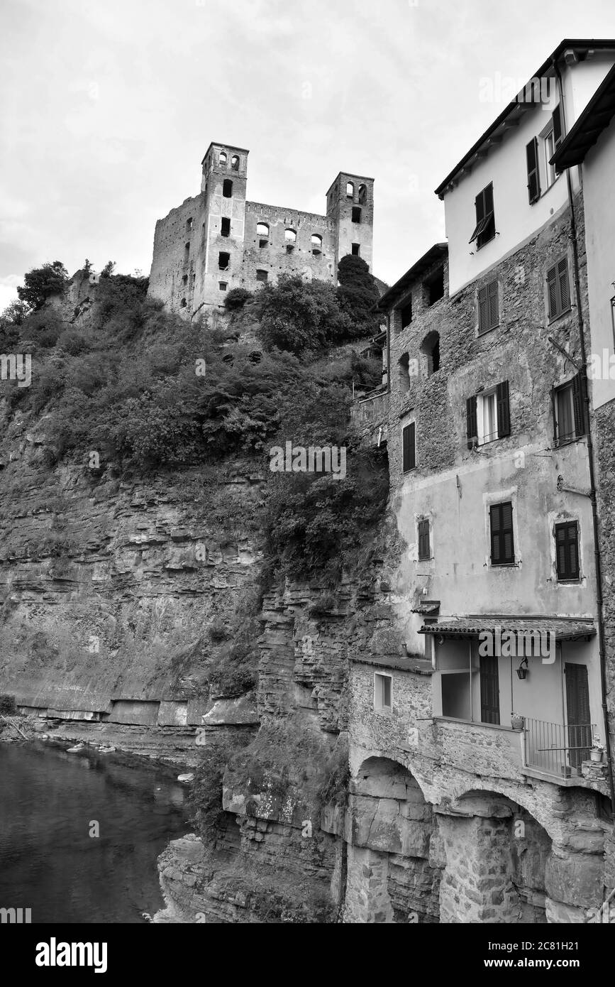 panorama du village médiéval ligurien de Dolceacqua Imperia Italie Banque D'Images