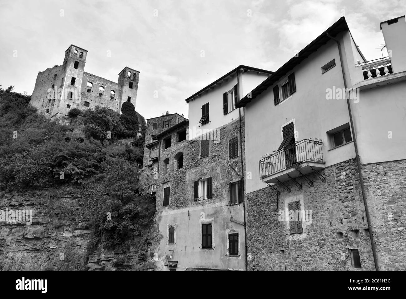 panorama du village médiéval ligurien de Dolceacqua Imperia Italie Banque D'Images