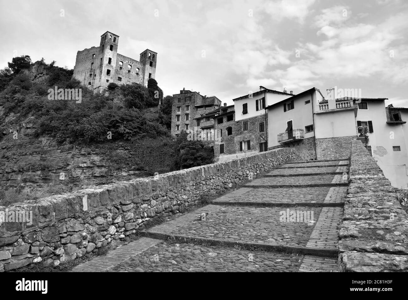 panorama du village médiéval ligurien de Dolceacqua Imperia Italie Banque D'Images