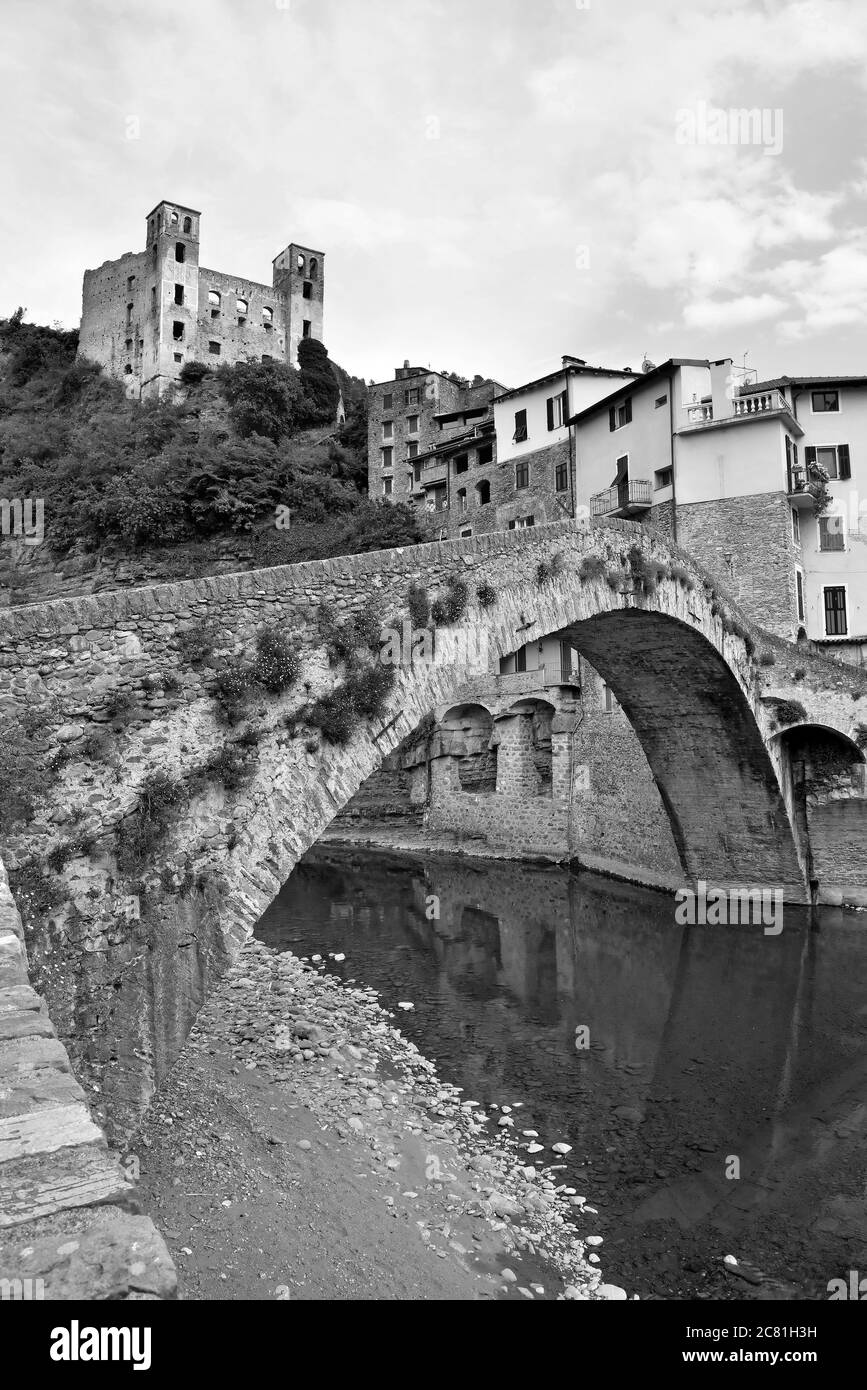 panorama du village médiéval ligurien de Dolceacqua Imperia Italie Banque D'Images