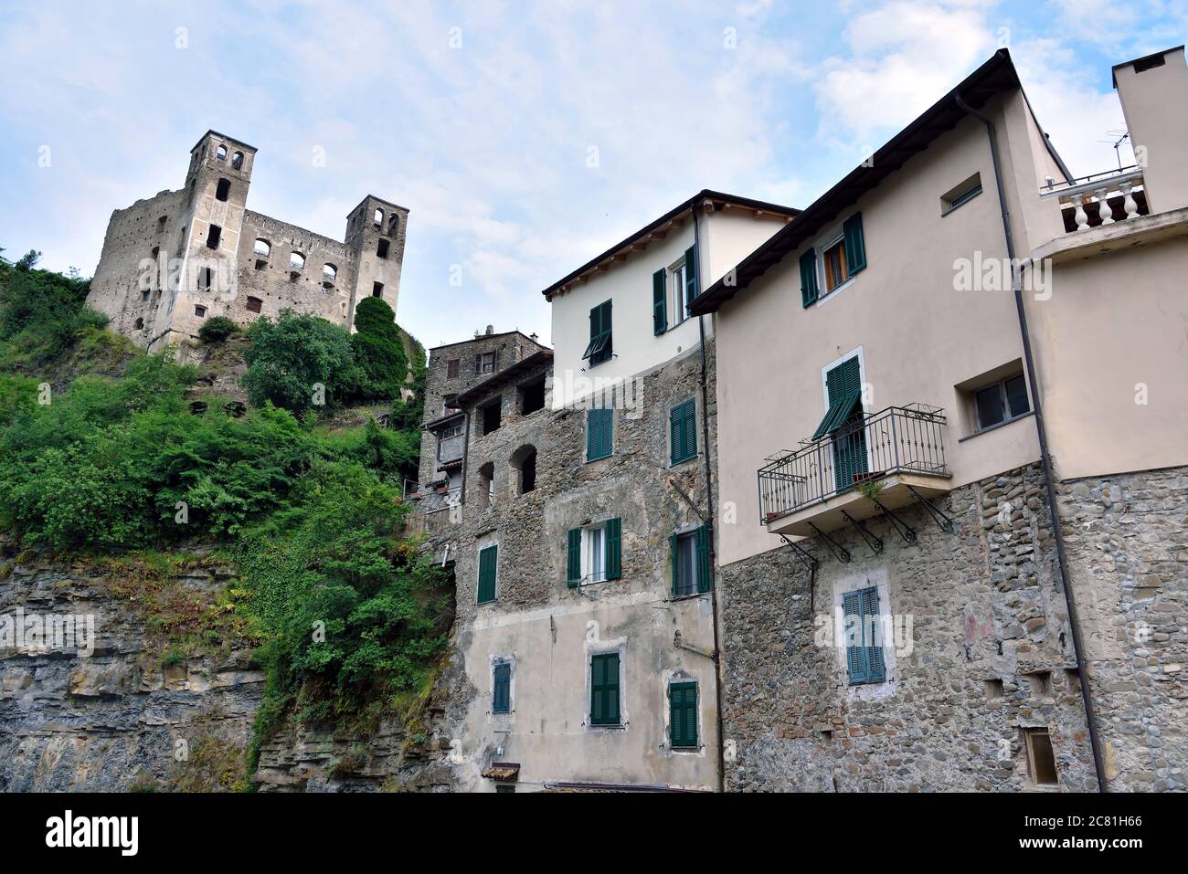 panorama du village médiéval ligurien de Dolceacqua Imperia Italie Banque D'Images