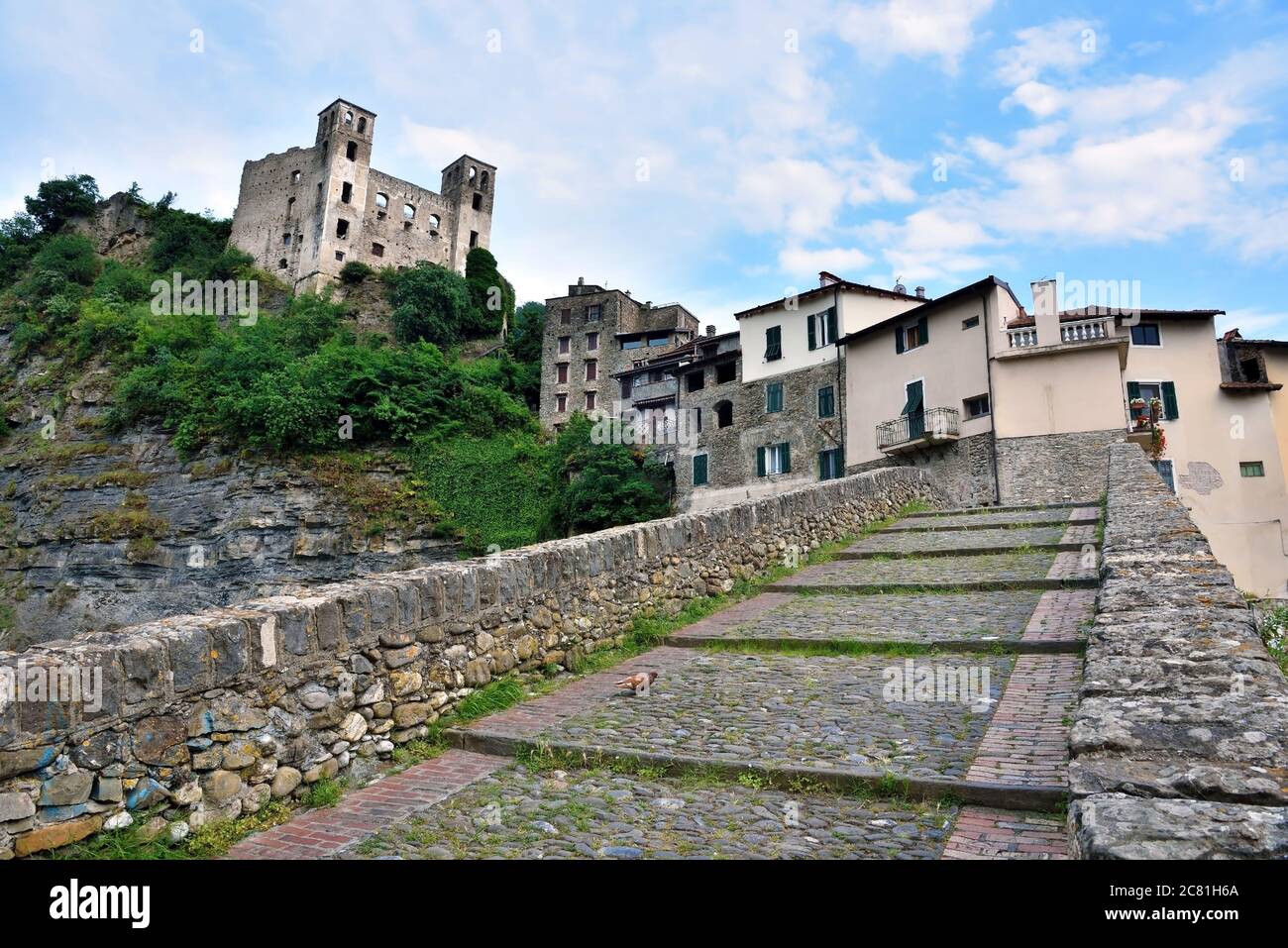 panorama du village médiéval ligurien de Dolceacqua Imperia Italie Banque D'Images