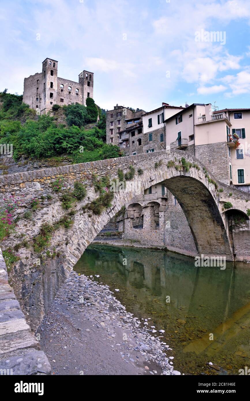 panorama du village médiéval ligurien de Dolceacqua Imperia Italie Banque D'Images