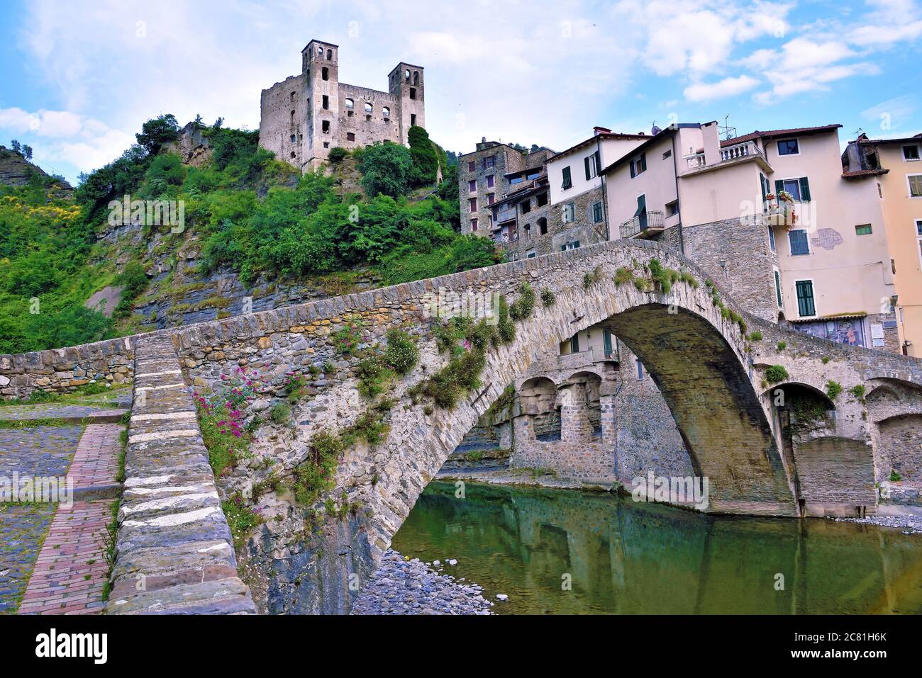panorama du village médiéval ligurien de Dolceacqua Imperia Italie Banque D'Images