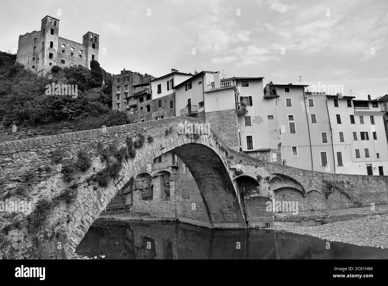 panorama du village médiéval ligurien de Dolceacqua Imperia Italie Banque D'Images