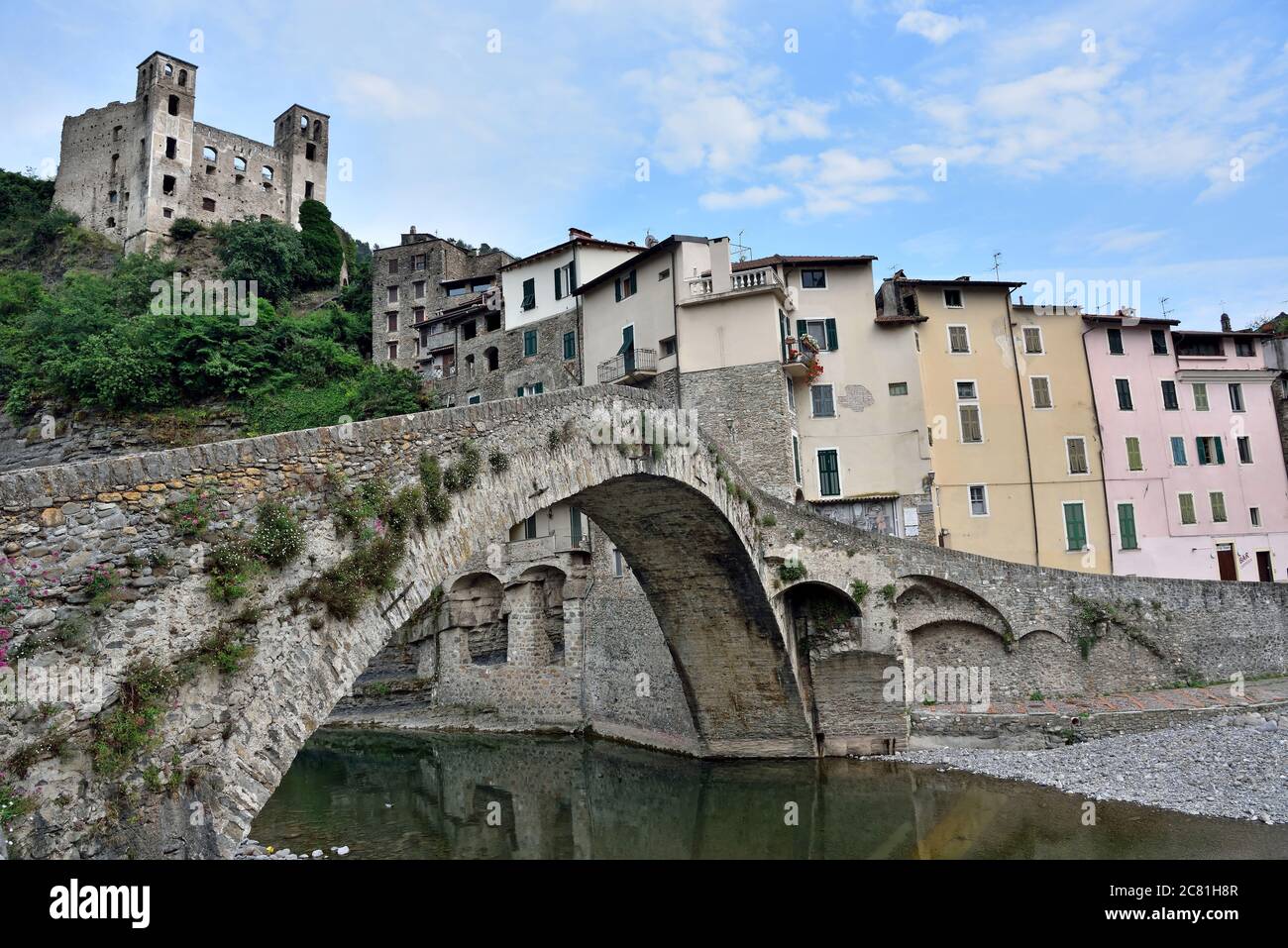 panorama du village médiéval ligurien de Dolceacqua Imperia Italie Banque D'Images