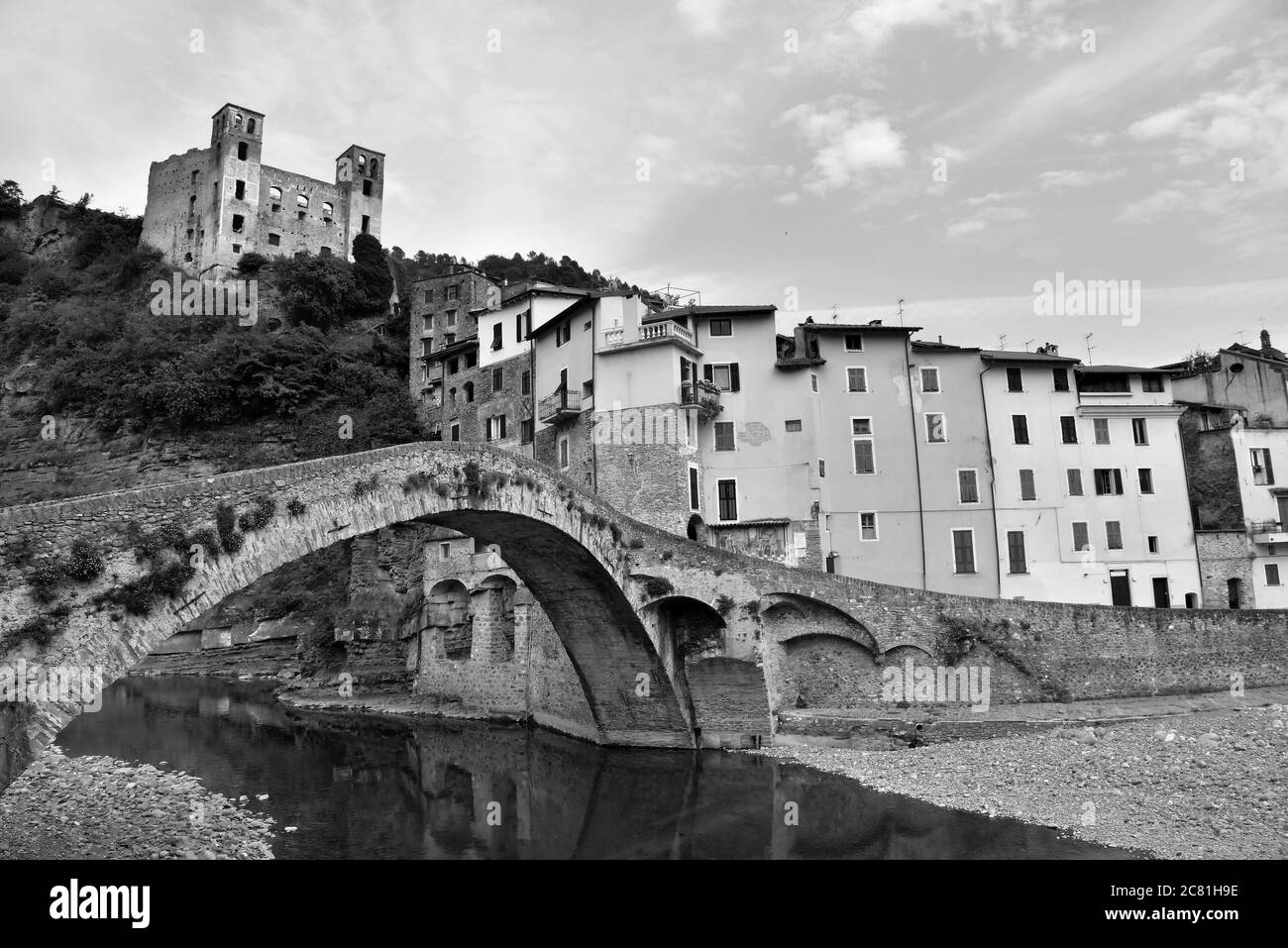 panorama du village médiéval ligurien de Dolceacqua Imperia Italie Banque D'Images