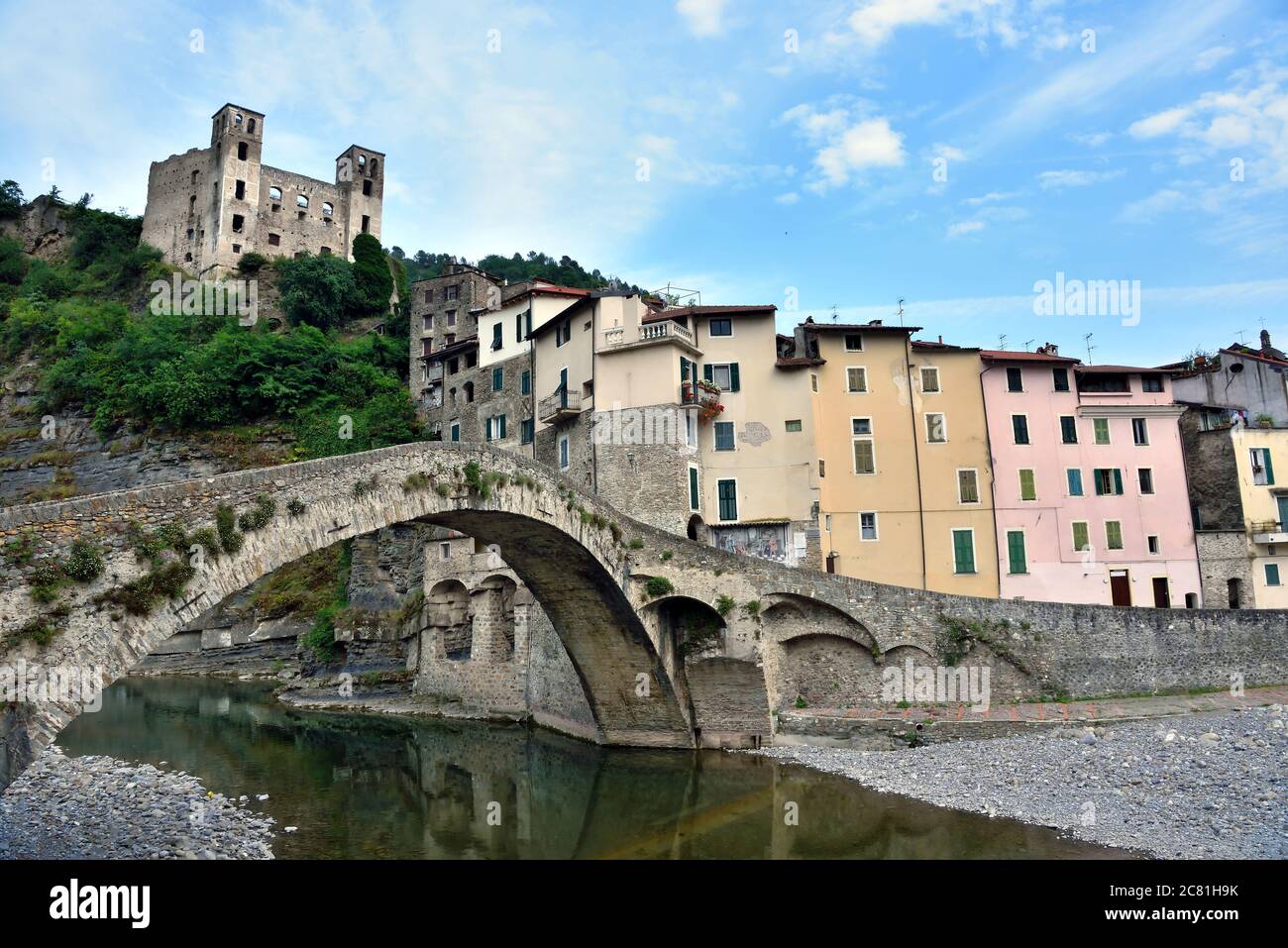 panorama du village médiéval ligurien de Dolceacqua Imperia Italie Banque D'Images