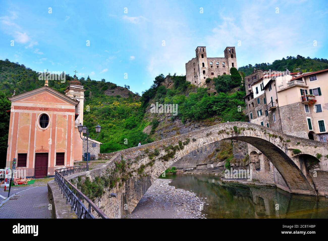 panorama du village médiéval ligurien de Dolceacqua Imperia Italie Banque D'Images