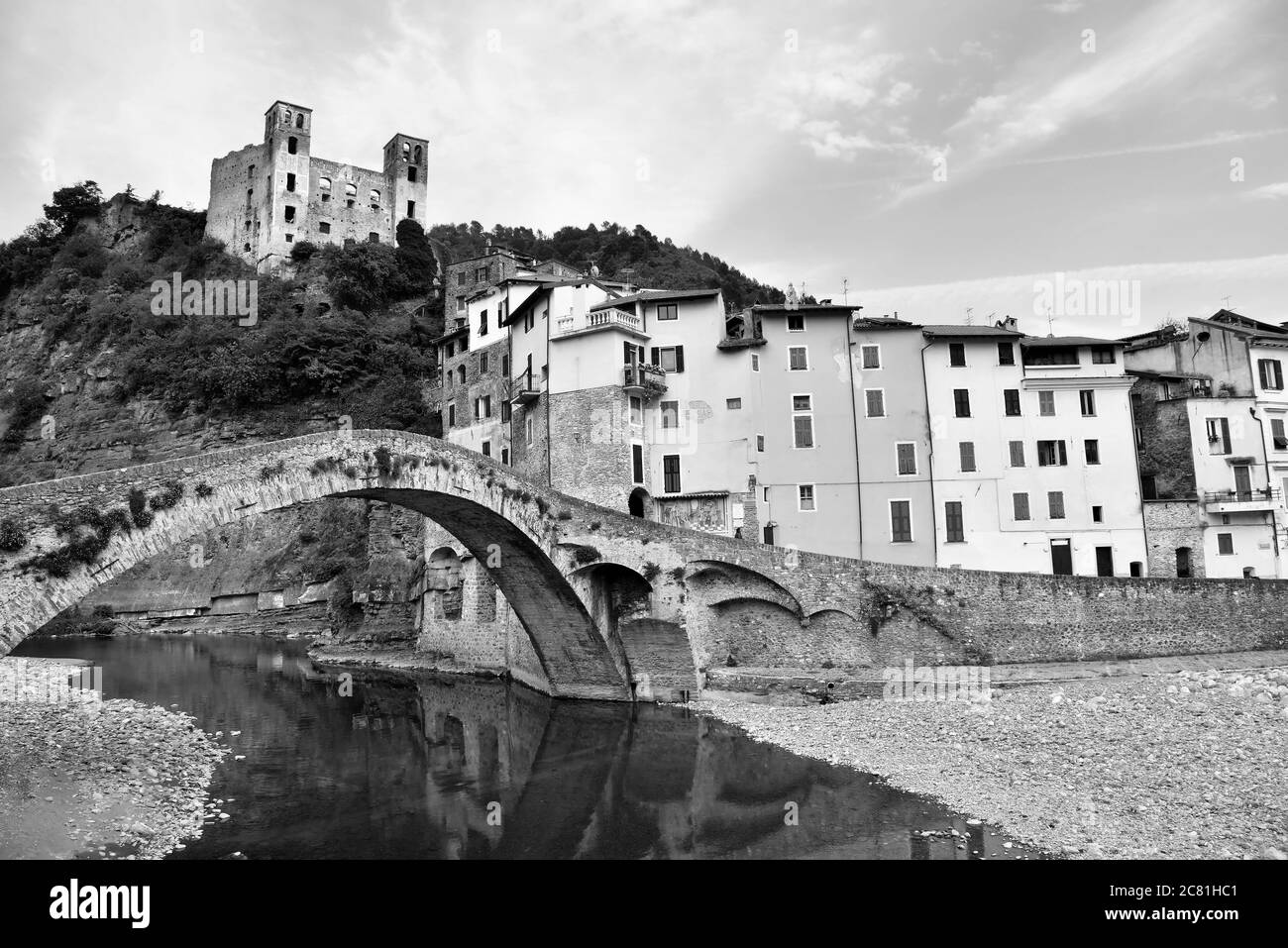panorama du village médiéval ligurien de Dolceacqua Imperia Italie Banque D'Images