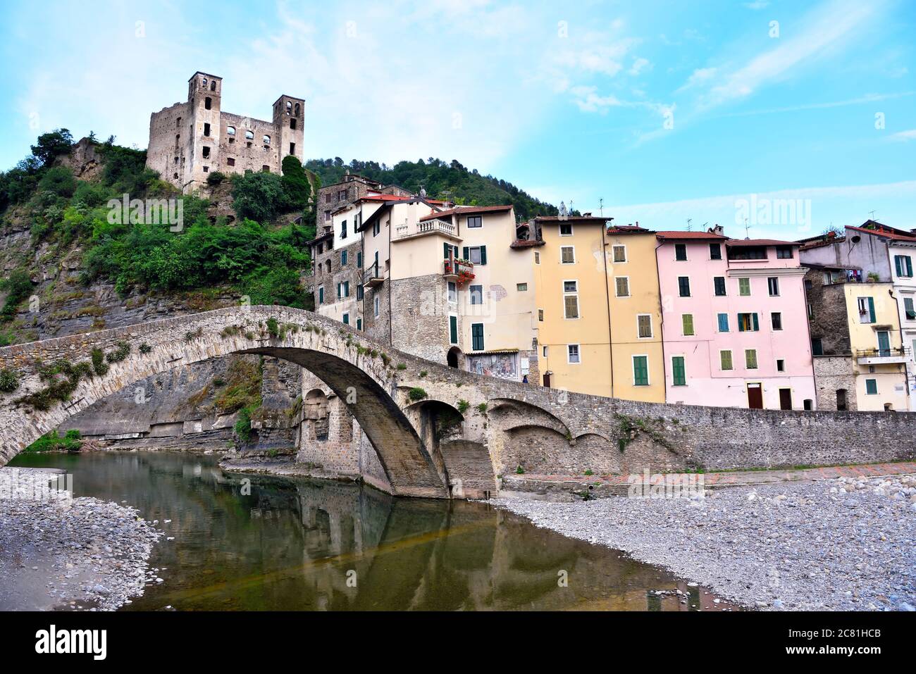 panorama du village médiéval ligurien de Dolceacqua Imperia Italie Banque D'Images