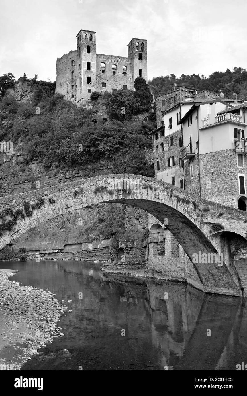 panorama du village médiéval ligurien de Dolceacqua Imperia Italie Banque D'Images