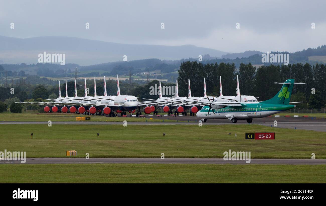 Glasgow, Écosse, Royaume-Uni. 20 juillet 2020. Photo : vol AER Lingus au départ de Dublin vu à l'aéroport de Glasgow avec un grand groupe d'airbus British Airways (BA) mis à terre en arrière-plan. Crédit : Colin Fisher/Alay Live News Banque D'Images