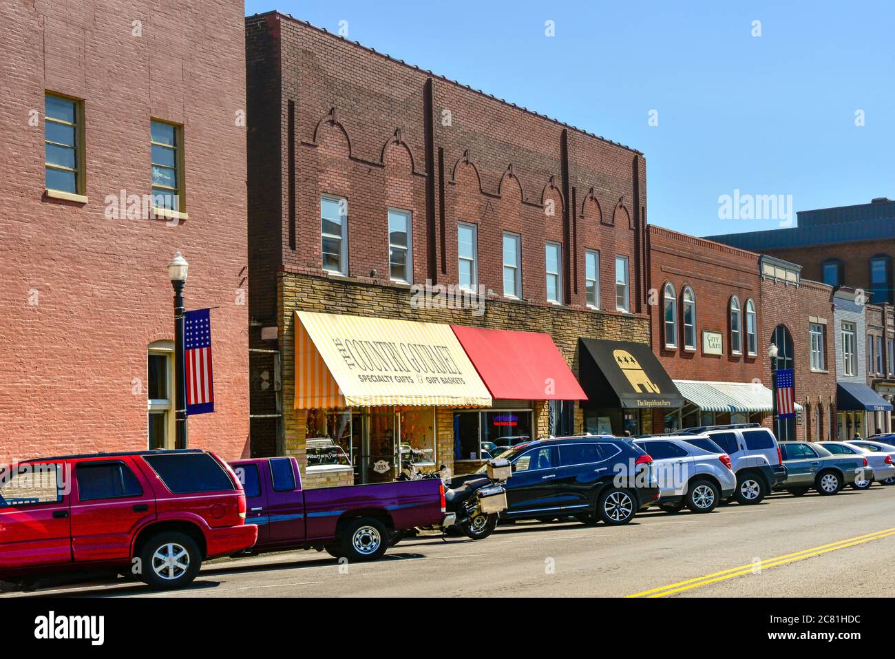 Boutiques branchées, cafés et le siège du parti républicain situé autour de la place historique de la ville dans le centre-ville de Murfreesboro, TN, États-Unis Banque D'Images