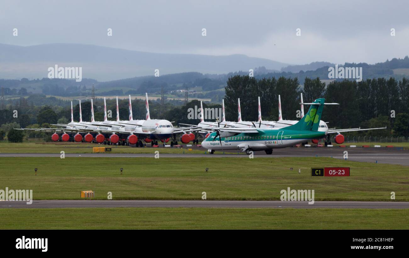 Glasgow, Écosse, Royaume-Uni. 20 juillet 2020. Photo : vol AER Lingus au départ de Dublin vu à l'aéroport de Glasgow avec un grand groupe d'airbus British Airways (BA) mis à terre en arrière-plan. Crédit : Colin Fisher/Alay Live News Banque D'Images