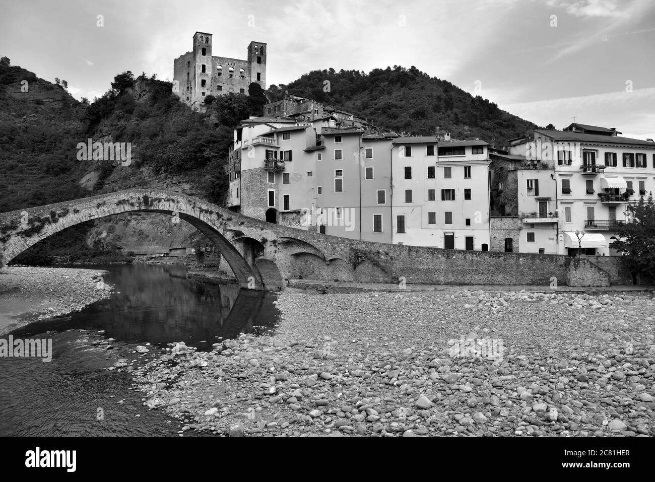 panorama du village médiéval ligurien de Dolceacqua Imperia Italie Banque D'Images