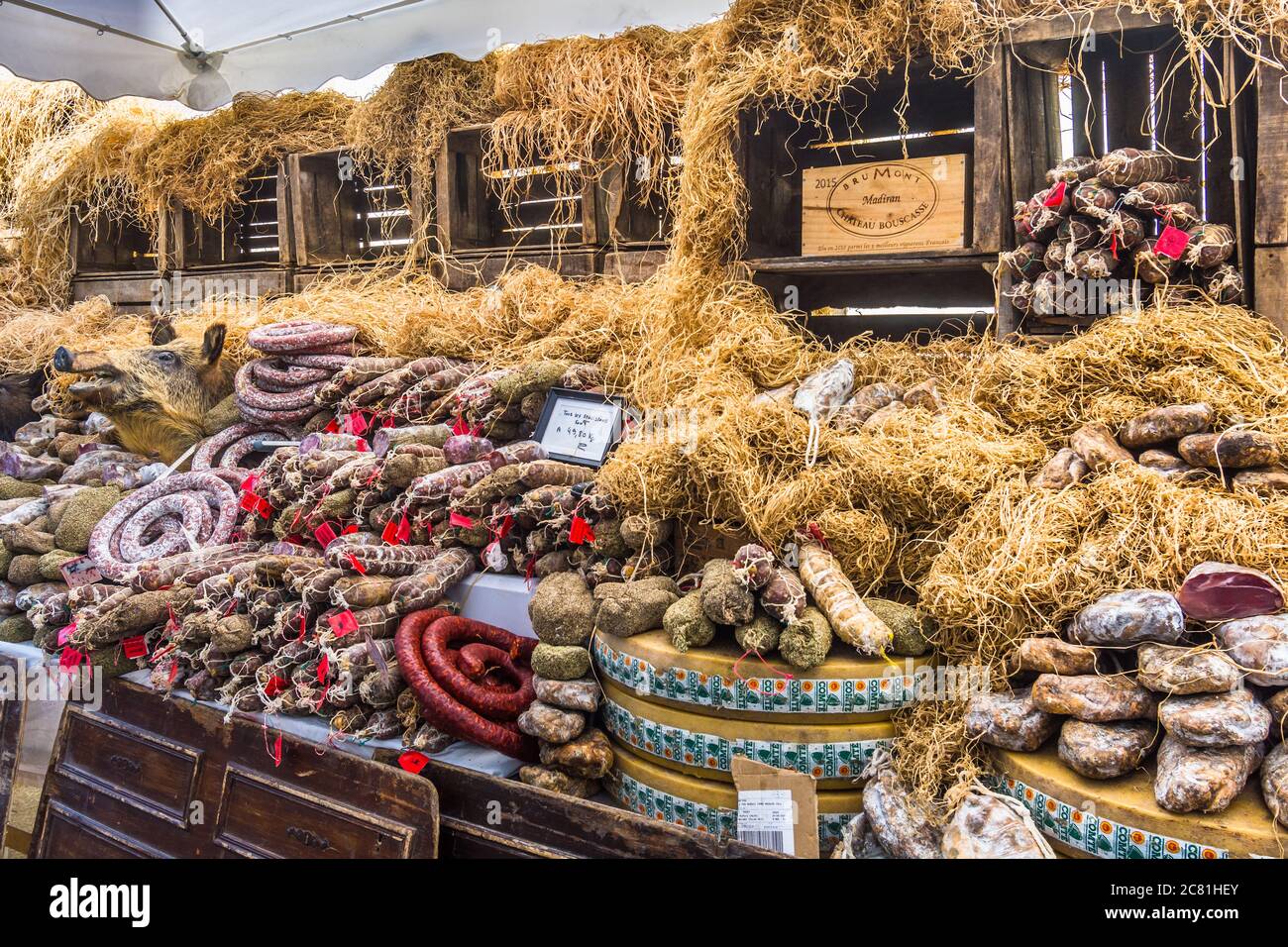 Cale à saucisse au marché en plein air - Loches, Indre-et-Loire, France. Banque D'Images