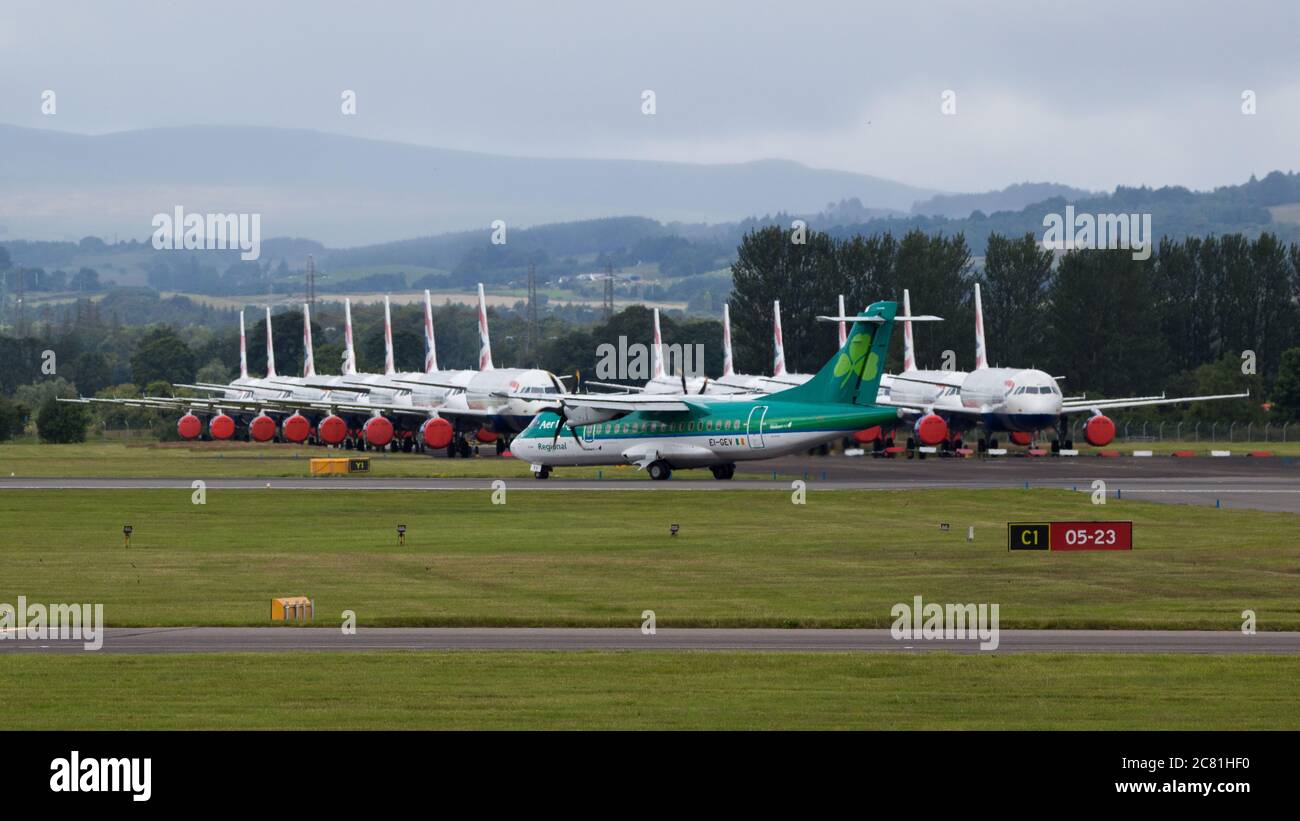 Glasgow, Écosse, Royaume-Uni. 20 juillet 2020. Photo : vol AER Lingus au départ de Dublin vu à l'aéroport de Glasgow avec un grand groupe d'airbus British Airways (BA) mis à terre en arrière-plan. Crédit : Colin Fisher/Alay Live News Banque D'Images