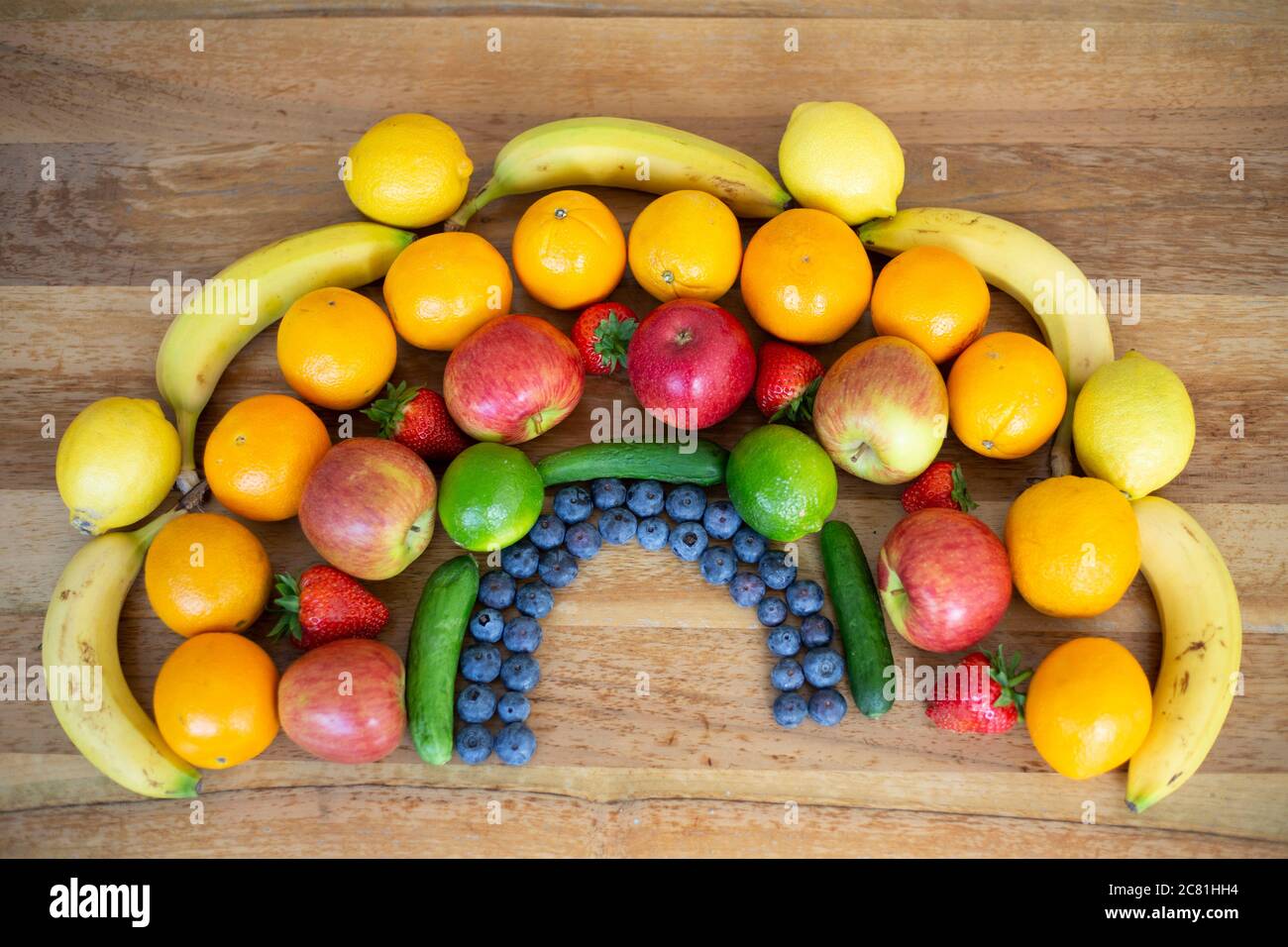 Mangez un arc-en-ciel. Décoration aux fruits colorés sur une table en bois. Banque D'Images