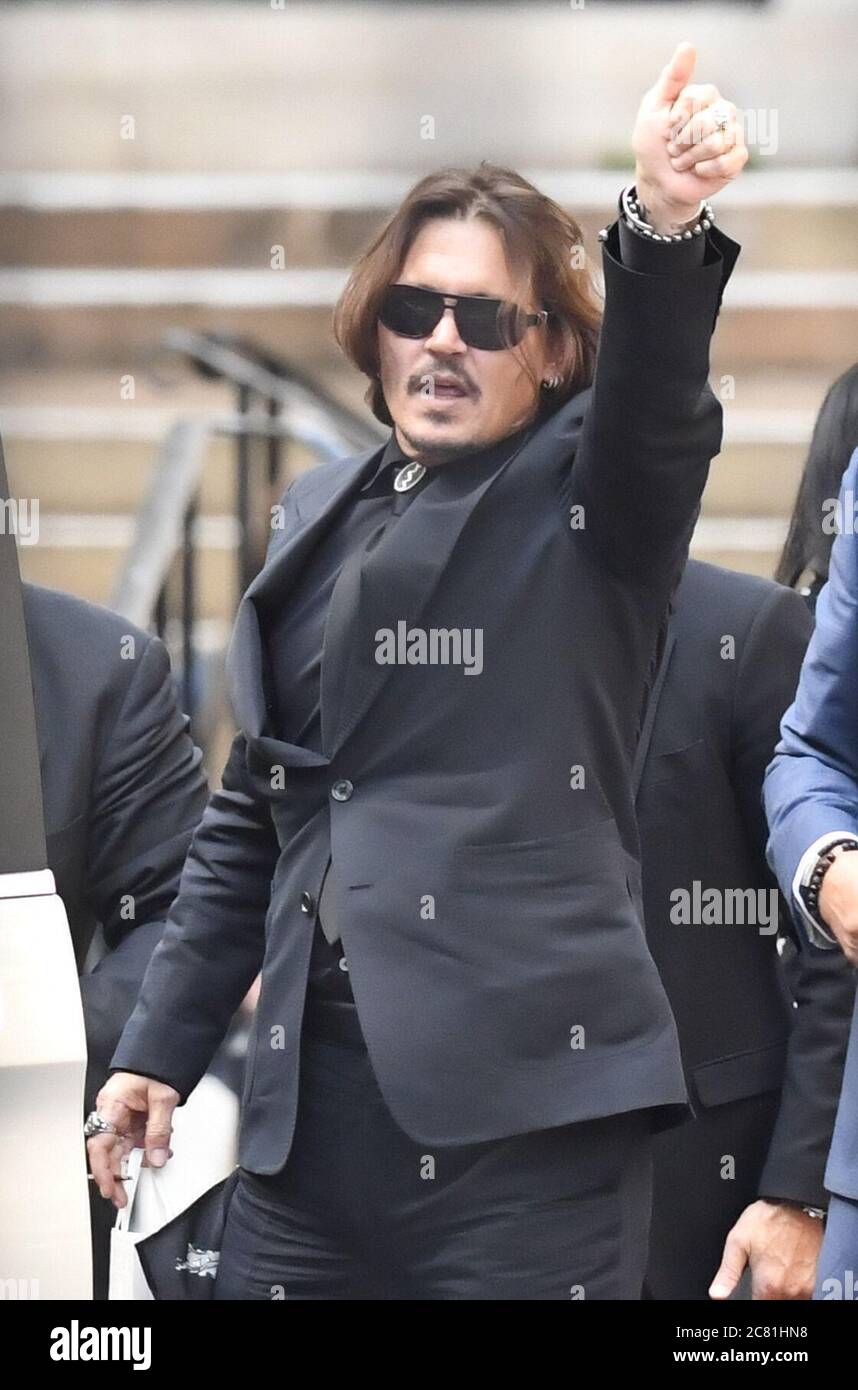 L'acteur Johnny Depp quitte la High court à Londres à la suite d'une audience dans son affaire de diffamation contre les éditeurs de The Sun et son rédacteur en chef, Dan Wootton. Banque D'Images