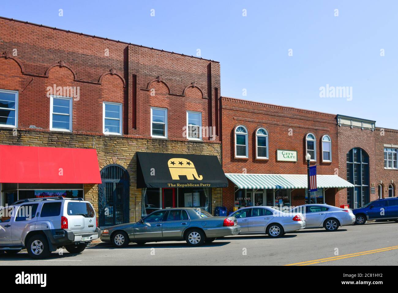 Boutiques branchées, cafés et le siège du parti républicain situé autour de la place historique de la ville dans le centre-ville de Murfreesboro, TN, États-Unis Banque D'Images