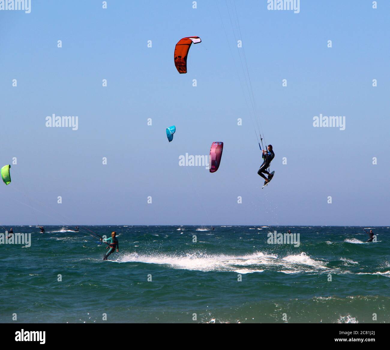 Kitesurfer volant ou kiteboarder Kitesurf de la plage de Somo dans un après-midi ensoleillé Santander Cantabria Espagne été Banque D'Images