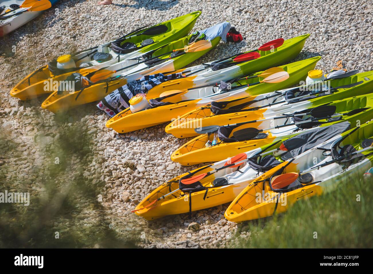 beaucoup de kayaks à la plage rocheuse Banque D'Images