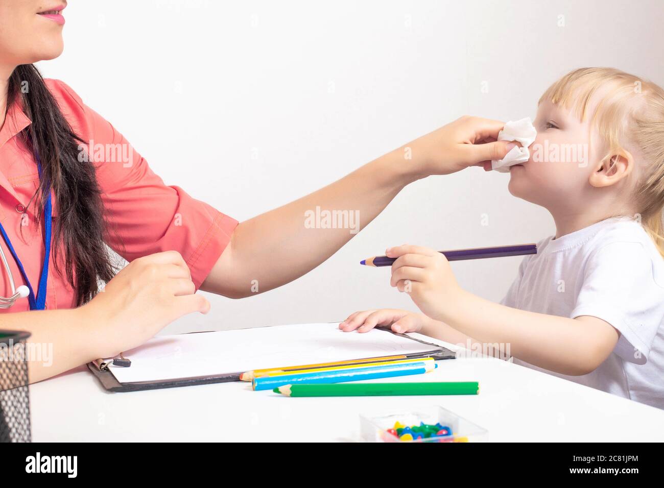 Le M decin P diatre Essuie Le Nez De La Snot Un Enfant Une Petite 