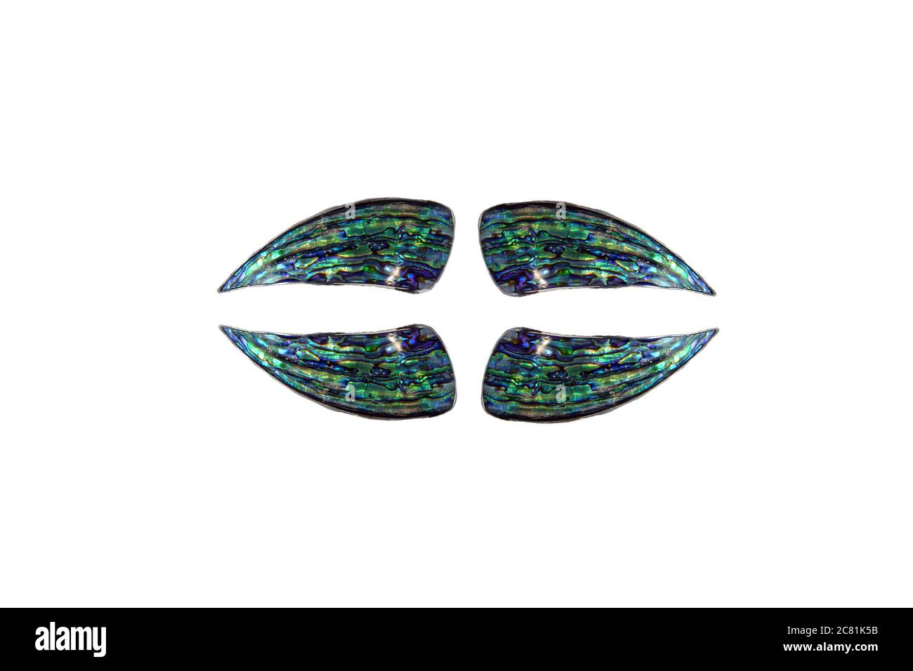 surface polie bleue des coquilles de mollusques niacre isolées sur fond blanc. quatre tranches de nacre polie. image abstraite de la forme des lèvres Banque D'Images