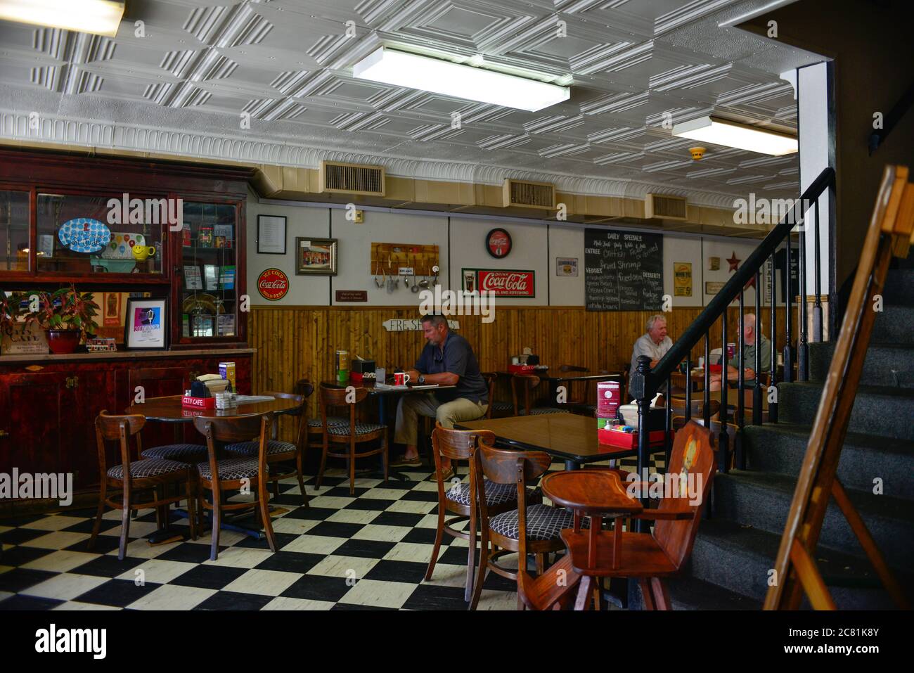 Intérieur du City Cafe avec des personnes qui déjeunent, un pilier connu comme le plus ancien restaurant de TN, sur la place de Murfreesboro, TN Banque D'Images