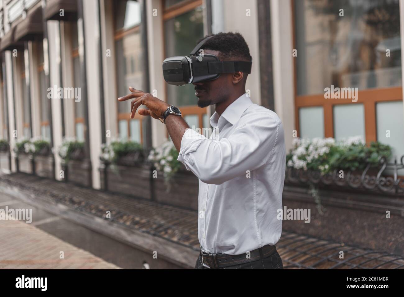 Les hommes d'affaires africains utilisent des lunettes de réalité virtuelle dans la rue. Casque VR Banque D'Images