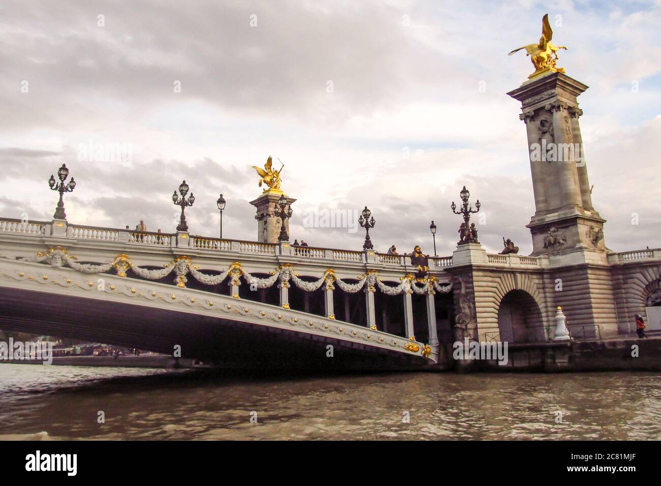 Le pont Alexandre iii (Pont Alexandre iii) en fin d'après-midi, vu du Ferry sur la seine, photographié à Paris, France Banque D'Images
