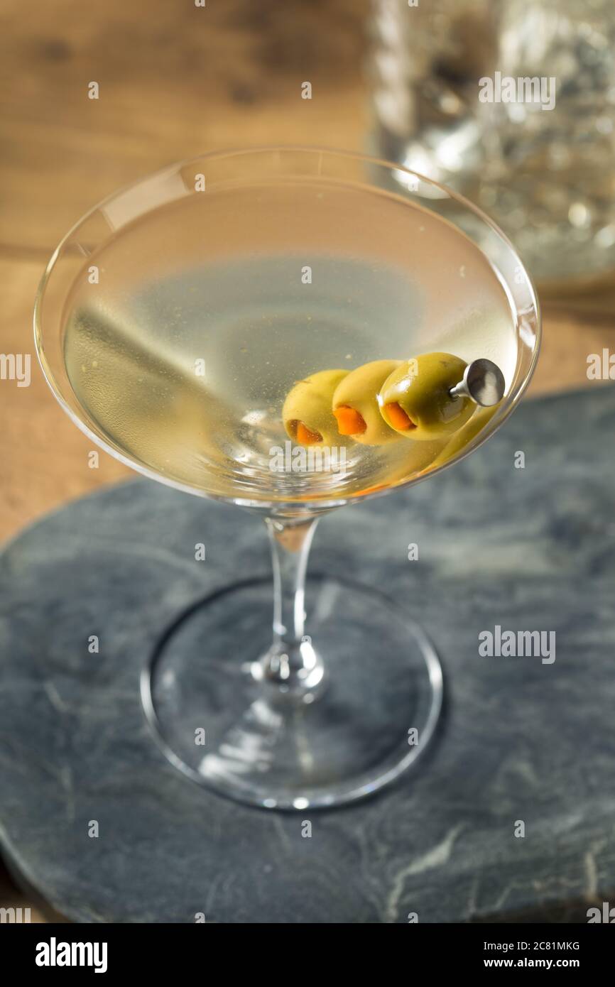 Martini traditionnel sale avec garniture olive Banque D'Images
