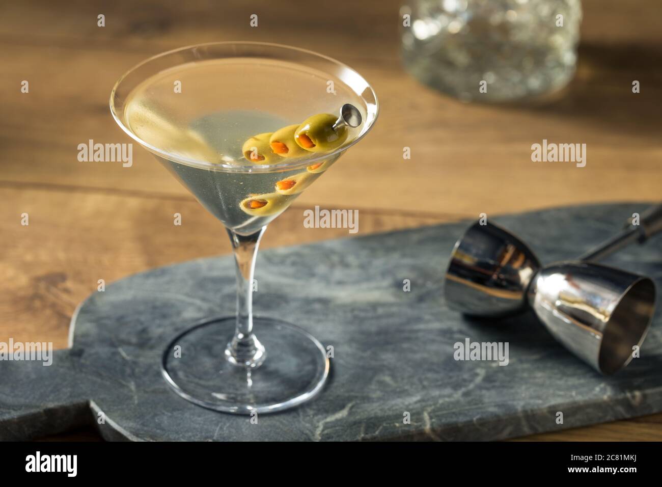 Martini traditionnel sale avec garniture olive Banque D'Images