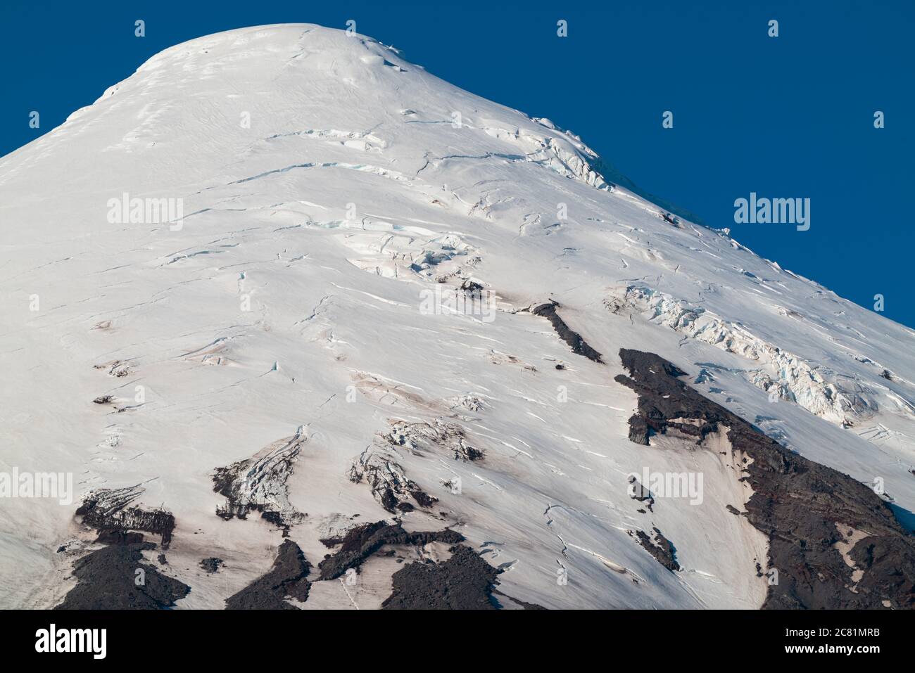 sommet du glacier enneigé du volcan osorno une journée claire et ensoleillée Banque D'Images