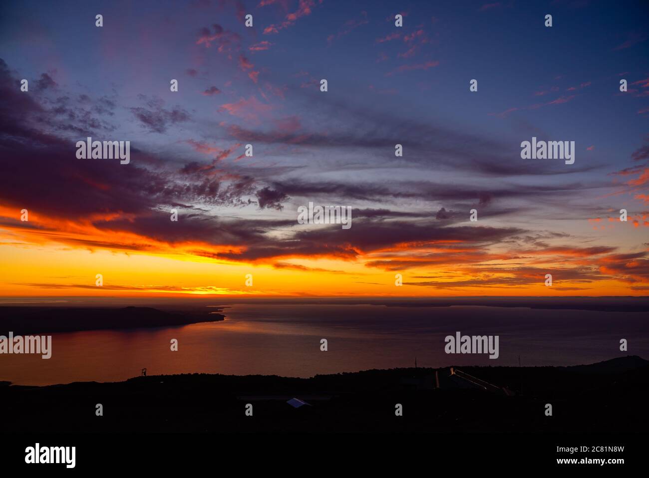 magnifique coucher de soleil sur le lac llanquihue et les formations de nuages. Puerto Varas, Chili Banque D'Images