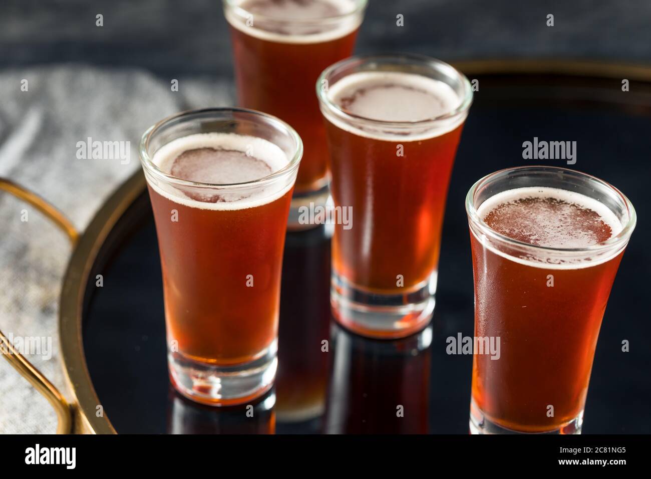 Des photos à tête rouge avec Schnapps et Cranberry Banque D'Images