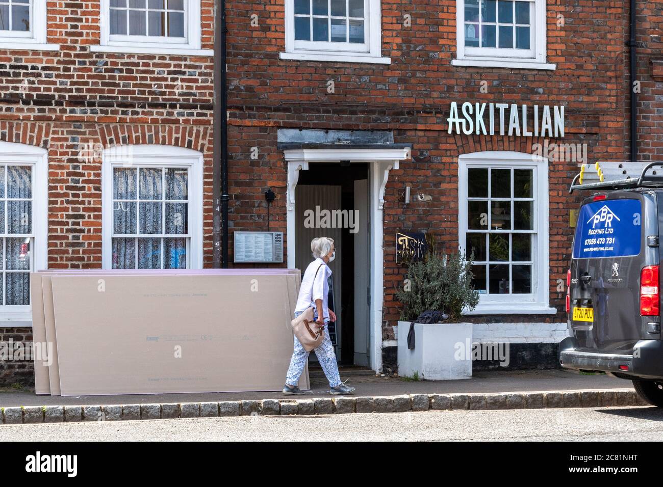 20 juillet 2020. Old Amersham, Buckinghamshire, Royaume-Uni. La chaîne DE restaurants ASK Italian et Zizzi a annoncé il y a 2 jours qu'elle fermait définitivement 75 restaurants en raison de la perte de revenus pendant le confinement pandémique du coronavirus Covid-19. Une femme portant un masque passe devant un restaurant ITALIEN ASK pendant qu'il est sur le point d'être embarqué. Banque D'Images