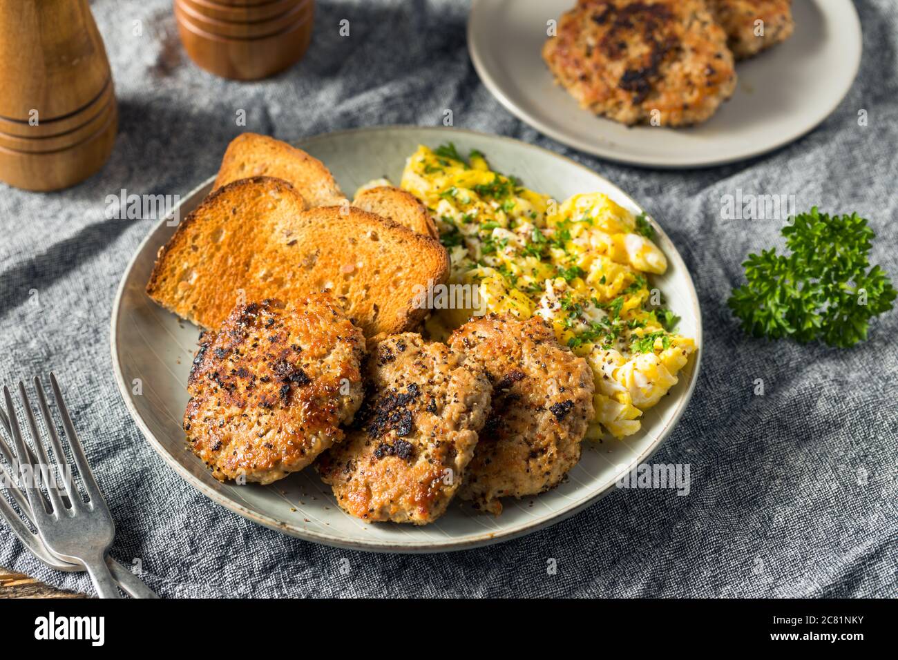 Patty saucisse maison avec œufs et pain grillé Banque D'Images Patty saucisse maison avec œufs et pain grillé Banque D'Images